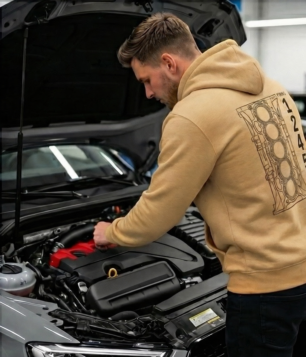Beiger Fünfzylinder-Hoodie mit Motor-Blaupause auf dem Rücken