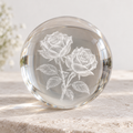 KI-generierte Produktvisualisierung als Gestaltungsbeispiel: Kristallkugel mit Rosenmotiv als Innengravur